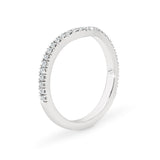 MADISON | Zarter V-förmiger Diamantring mit geteiltem Diamanten in 18 Karat Weißgold (0,29 Karat tw.)